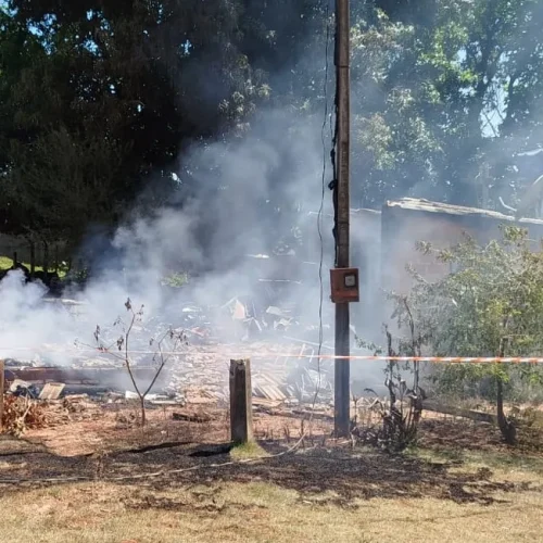 Tentativa de homicídio e incêndio destroem residência durante a madrugada em Francisco Alves
