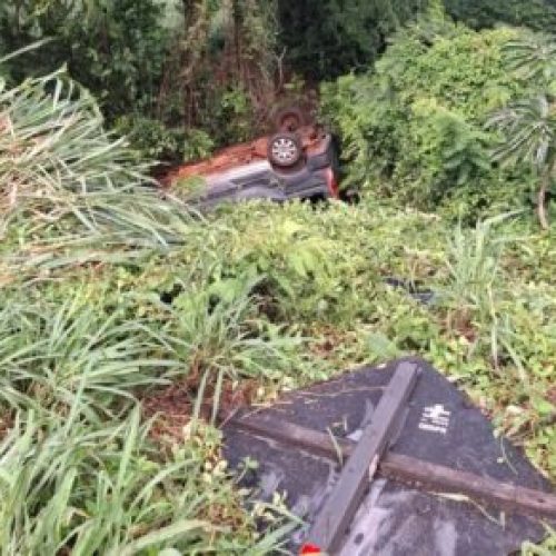 Capotamento deixa mulher e duas crianças feridas próximo a Curvado