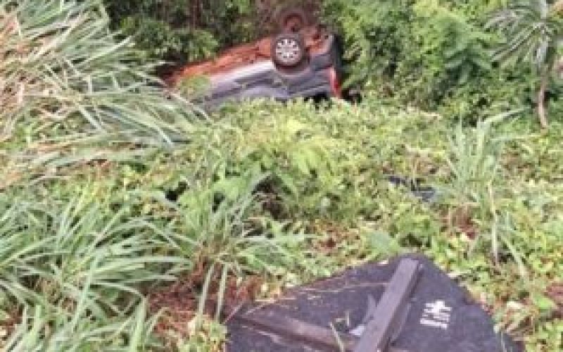 Capotamento deixa mulher e duas crianças feridas próximo a Curvado