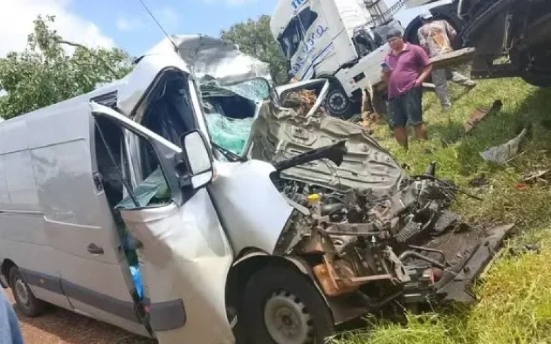 Colisão da BR 277 mata motorista de VAN