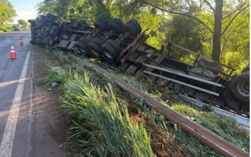 Bitrem tomba na BR 163 em Mercedes