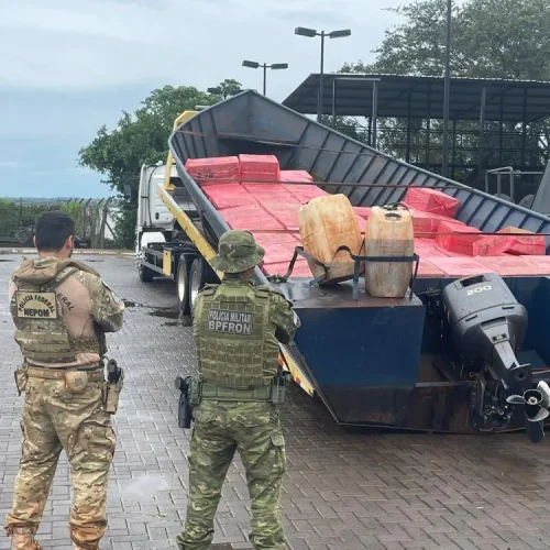BPFron e PF apreendem caminhão e embarcação com cigarros