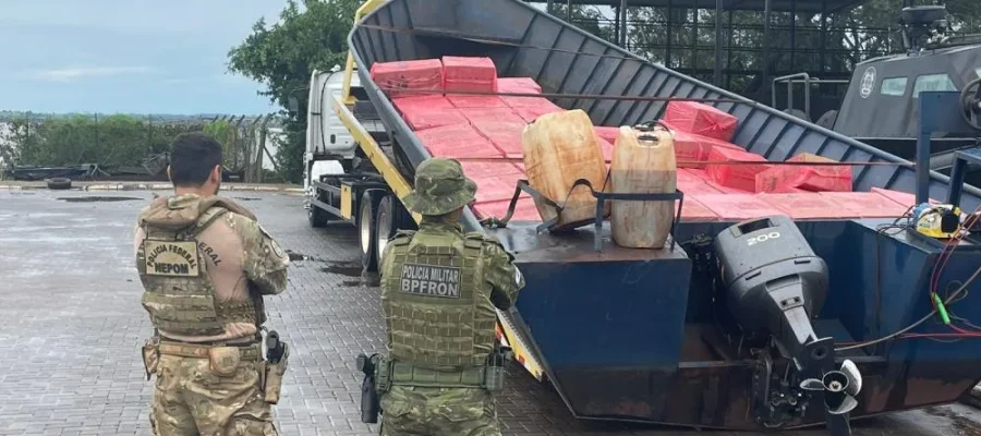 BPFron e PF apreendem caminhão e embarcação com cigarros