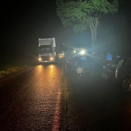 Acidente envolve 06 veiculos e deixa três pessoas feridas