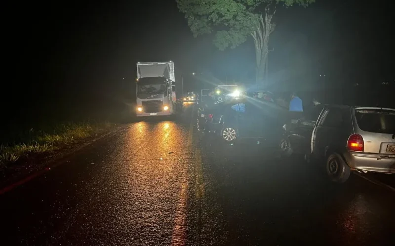 Acidente envolve 06 veiculos e deixa três pessoas feridas