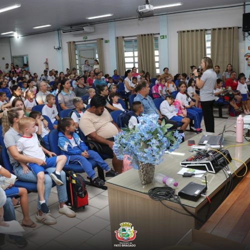 Educação em Pato Bragado avança com entrega de telas interativas na volta às aulas
