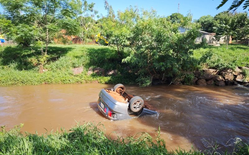 Condutora de carro que caiu em rio morre no hospital