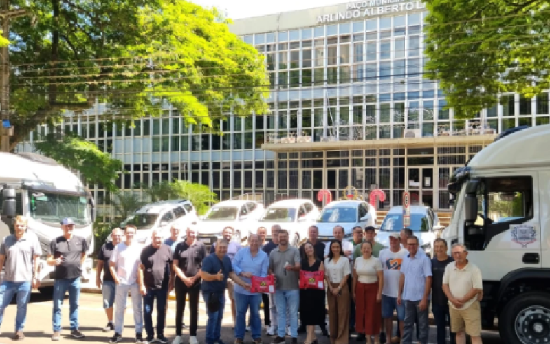 Dois caminhões bitruck e cinco veículos reforçam a frota da prefeitura rondonense