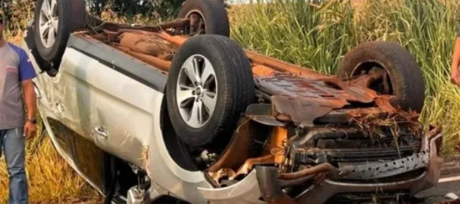 Mulher resulta com ferimentos em capotamento de veiculo