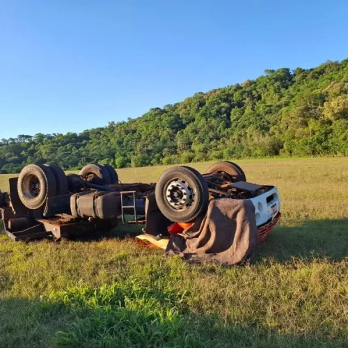 Capotamento de Ford Cargo mata motorista