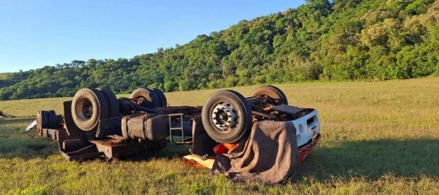 Capotamento de Ford Cargo mata motorista