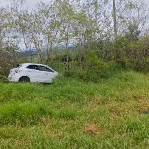 Capotamento deixa cinco pessoas feridas