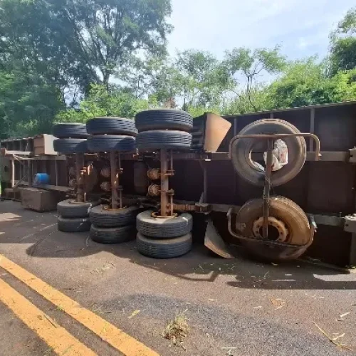 Tombamento de carreta na PR-590