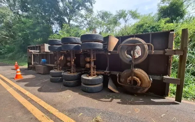 Tombamento de carreta na PR-590