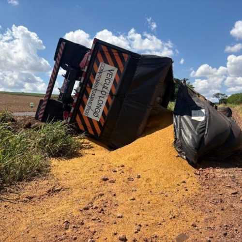 Reboque de carreta tomba e carga de farelo se espalha às margens da BR-163