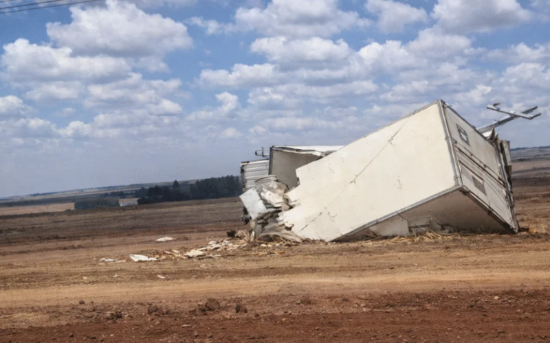 Acidente envolve caminhões e uma Saveiro na PR-182 entre Maripá e Toledo