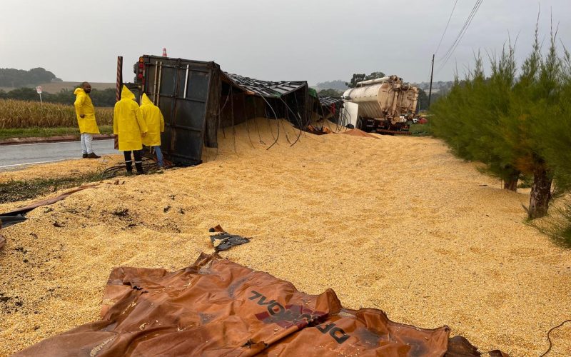 Equipes trabalham na retirada de carga após tombamento de caminhão na PR-495; trânsito segue lento; uma pessoa ficou gravemente ferida