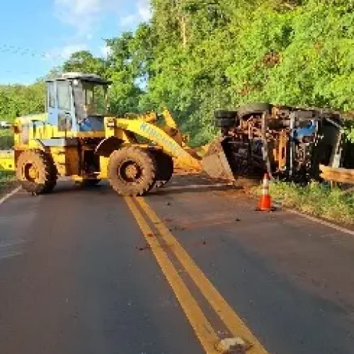 Tombamento de caminhão mata motorista paraguaio