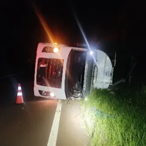 Tombamento de caminhão na rodovia Palotina a Terra Roxa