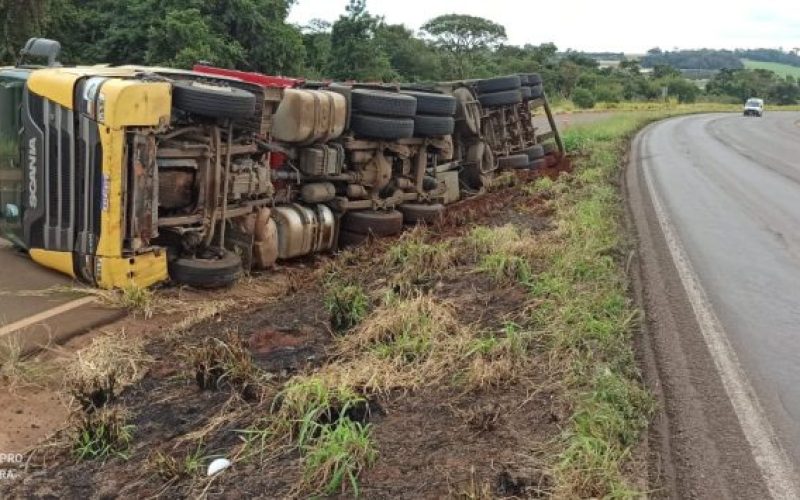 Quatro Pontes: Caminhão carregado com farelo de milho tomba em curva próximo à Samollé