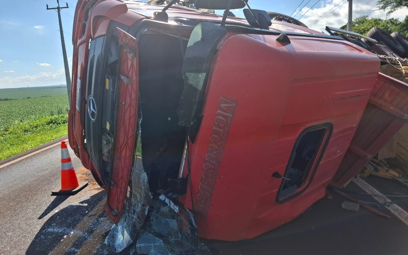 Caminhão tomba na rodovia Palotina a Terra Roxa