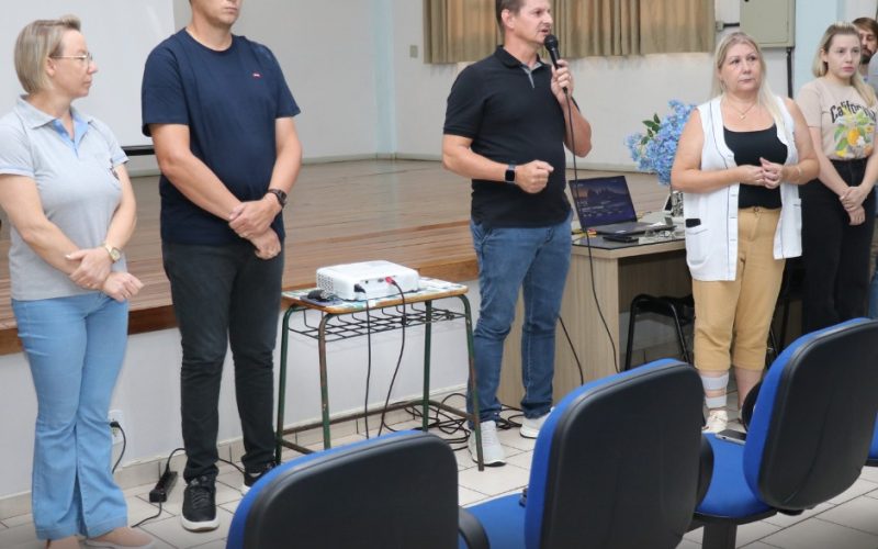 Formação pedagógica dos profissionais da educação chega ao segundo dia; Retorno às aulas será na quinta-feira (05)