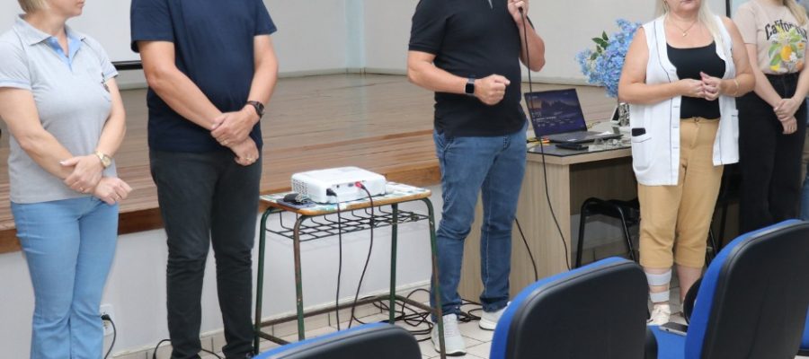 Formação pedagógica dos profissionais da educação chega ao segundo dia; Retorno às aulas será na quinta-feira (05)