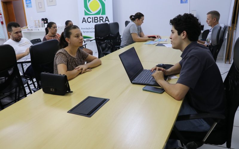 Ação de Empregabilidade aproxima empresas e trabalhadores em Pato Bragado