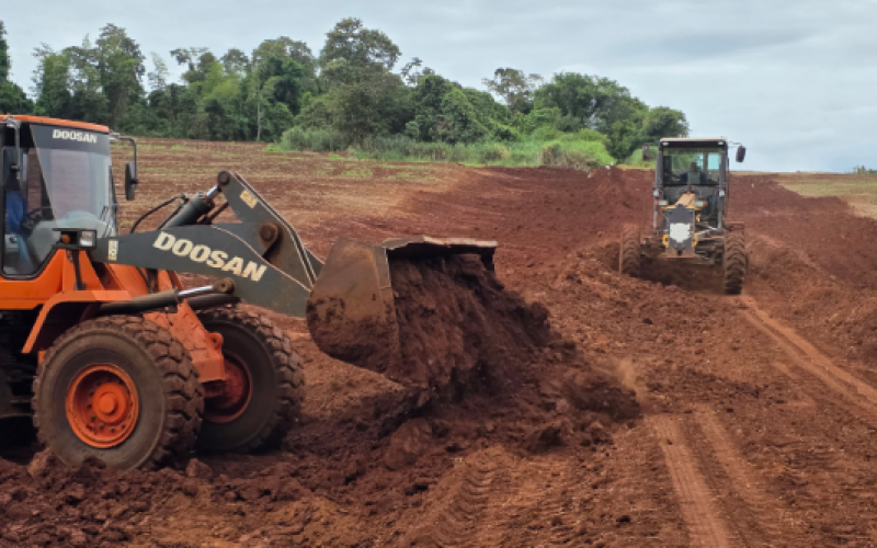 Prefeitura realiza readequação de estrada rural no distrito de São Roque