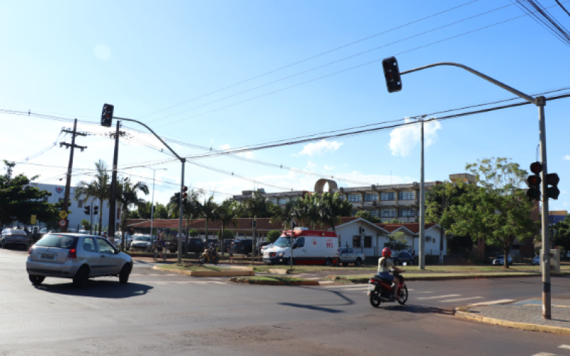 Semáforo em frente à Unioeste passará por manutenção e trânsito terá bloqueio parcial por dois dias