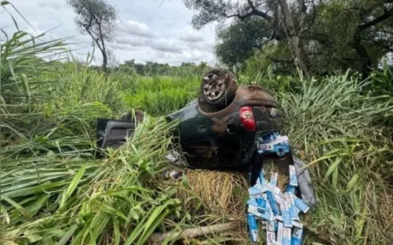 Adolescente capota veiculo carregado com cigarros