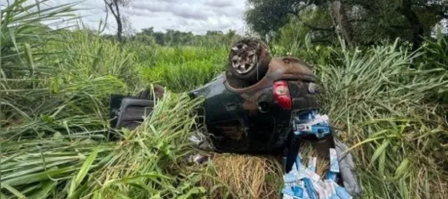 Adolescente capota veiculo carregado com cigarros