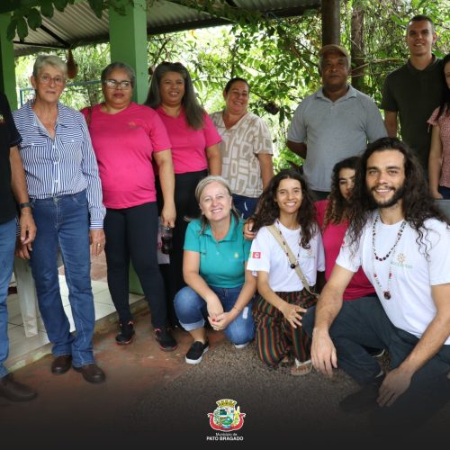 Horto de Pato Bragado recebe comitiva da UFSCar e Cooplantas para intercâmbio sobre plantas medicinais
