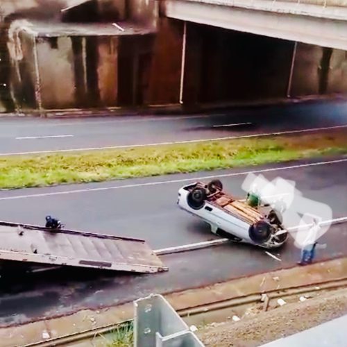 Carro capota na BR-163, em Quatro Pontes, no final da tarde desta quarta-feira