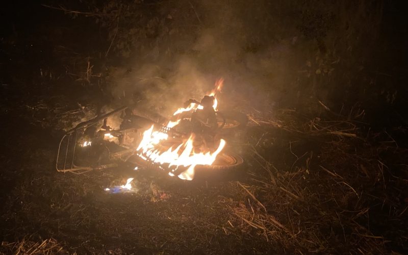 Moto pega fogo e é abandonada em Mercedes