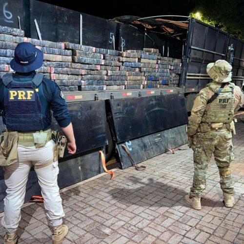 PRF apreende carreta com 1,6 tonelada de maconha em Toledo (PR)
