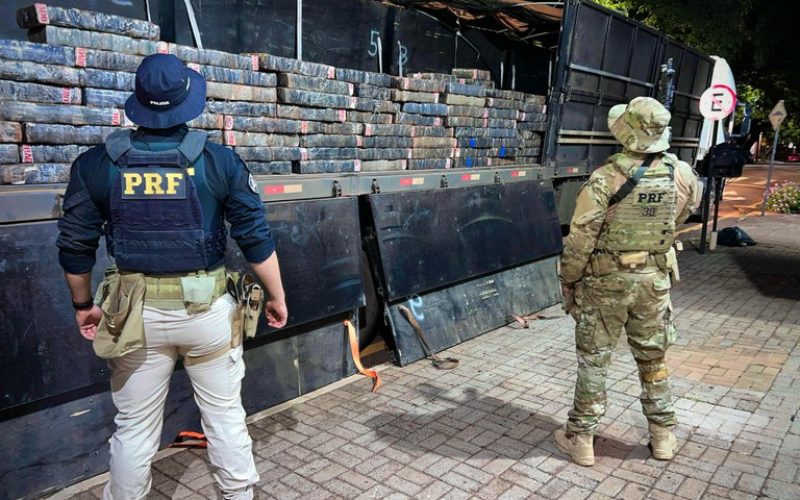 PRF apreende carreta com 1,6 tonelada de maconha em Toledo (PR)