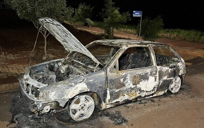 Incêndio destrói veiculo em Nova Santa Rosa