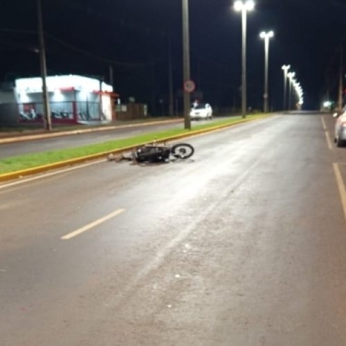 Vídeo: motociclista é lançado após colidir com rotatória em Marechal Rondon