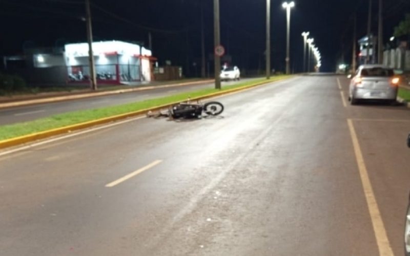 Vídeo: motociclista é lançado após colidir com rotatória em Marechal Rondon
