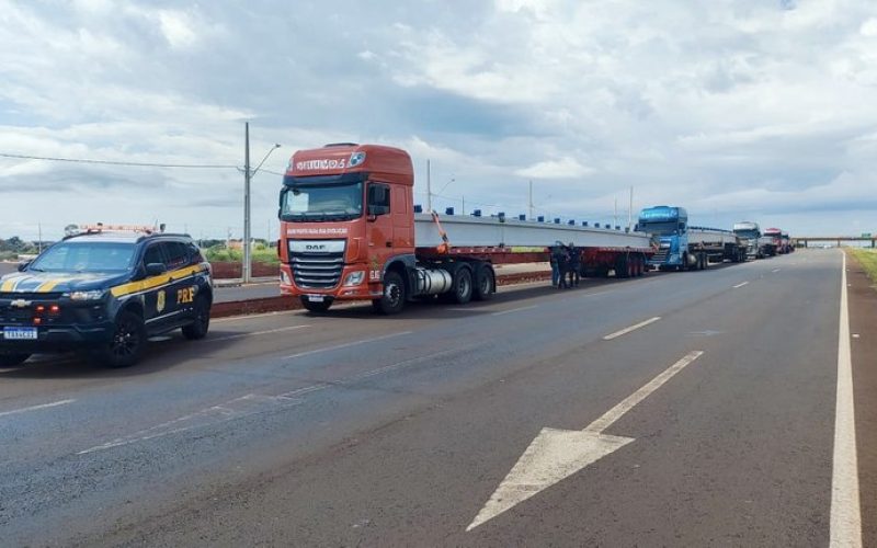 PRF retém cinco carretas com carga excedente na BR-163, em Toledo (PR)