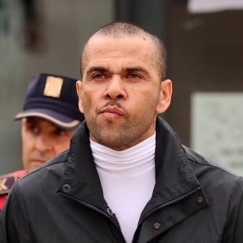 O ex-jogador brasileiro Daniel Alves, ao deixar a prisão de Brians 2, em Barcelona, em 25 de março de 2024. — Foto: Nacho Doce/ Reuters