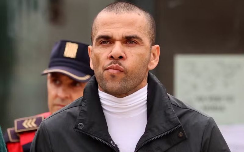 O ex-jogador brasileiro Daniel Alves, ao deixar a prisão de Brians 2, em Barcelona, em 25 de março de 2024. — Foto: Nacho Doce/ Reuters