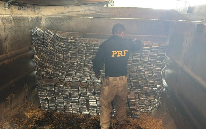 PRF apreende mais de 600 kg de cocaína no Paraná e realiza a maior apreensão da droga no país em 2025