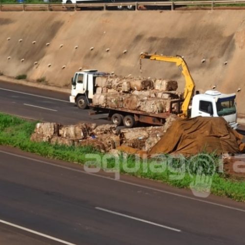Acidente na BR 163 em Quatro Pontes envolve caminhão de reciclado