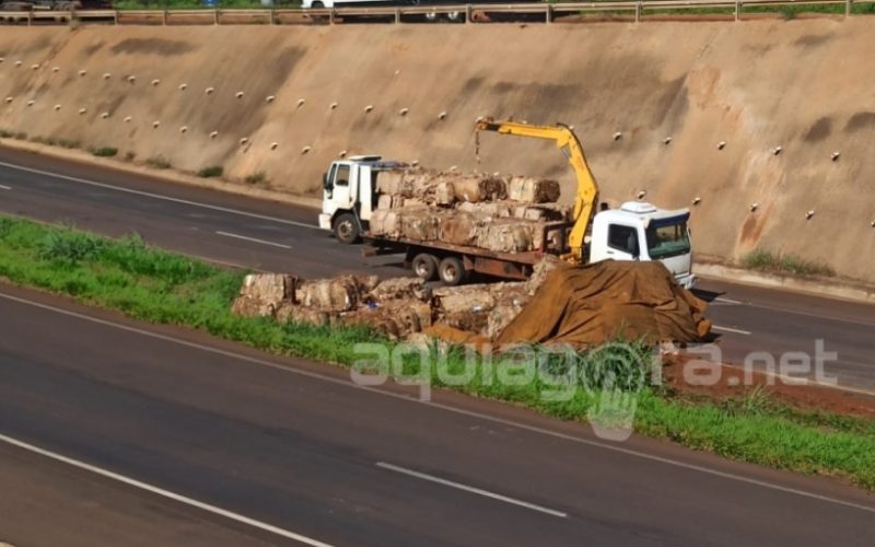 Acidente na BR 163 em Quatro Pontes envolve caminhão de reciclado
