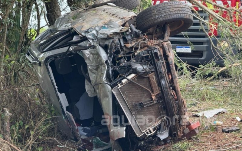 Após colidir contra caminhão, veículo capota por diversas vezes na rodovia entre Rondon e Margarida