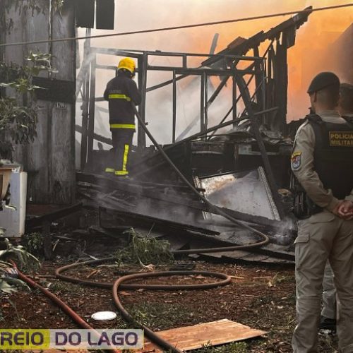Incêndio destrói residência em Santa Helena