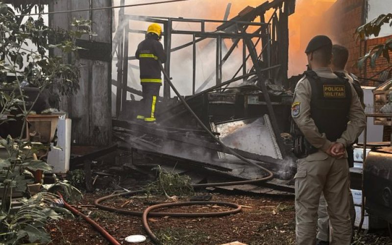 Incêndio destrói residência em Santa Helena