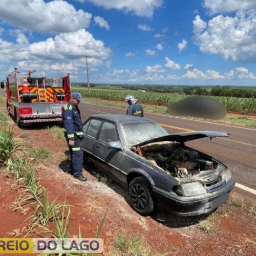 Incêndio em automóvel mobiliza Corpo de Bombeiros na PR-495 entre Santa Helena e Missal